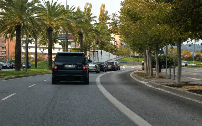 Imagen de la pregunta: Una línea blanca continua sobre la calzada, sensiblemente más ancha que en el