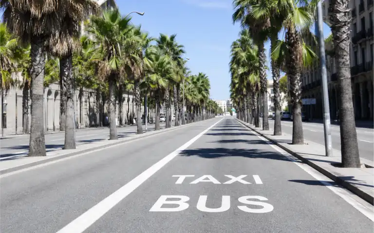 Imagen de la pregunta: ¿Puede circular con su motocicleta por un carril bus?