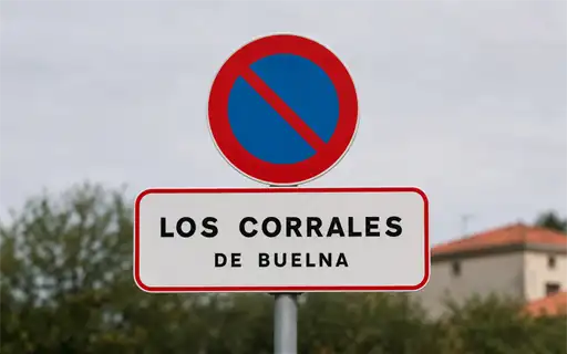Imagen de la pregunta: Esta señalización prohíbe estacionar...