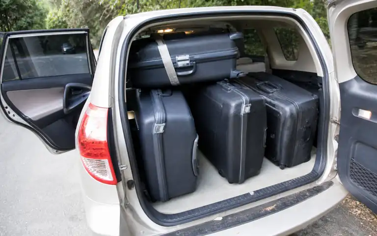 Imagen de la pregunta: ¿Está permitido llevar las puertas o el maletero abiertos para aumentar la
