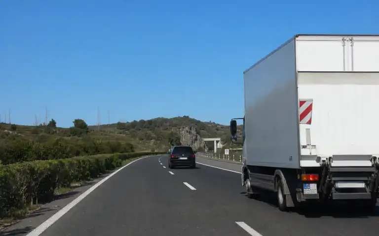 Imagen de la pregunta: Después de adelantar al camión, ¿debe regresar inmediatamente al carril de la