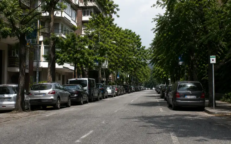 Imagen de la pregunta: En esta calle no hay señal de limitación de velocidad. ¿A qué velocidad máxima