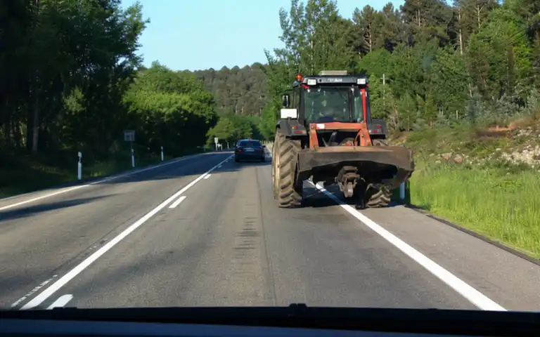 Imagen de la pregunta: El tractor agrícola de la fotografía, de MMA inferior a 3500 kg., ¿circula