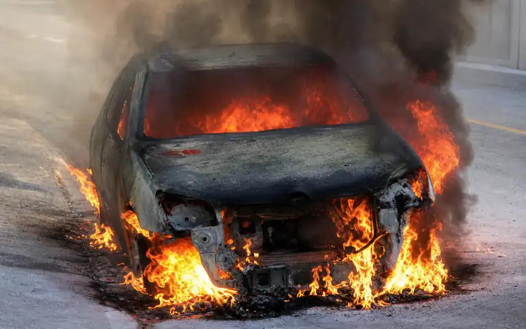 Imagen de la pregunta: Cuando un vehículo accidentado comienza a arder, ¿qué se debe hacer primero?