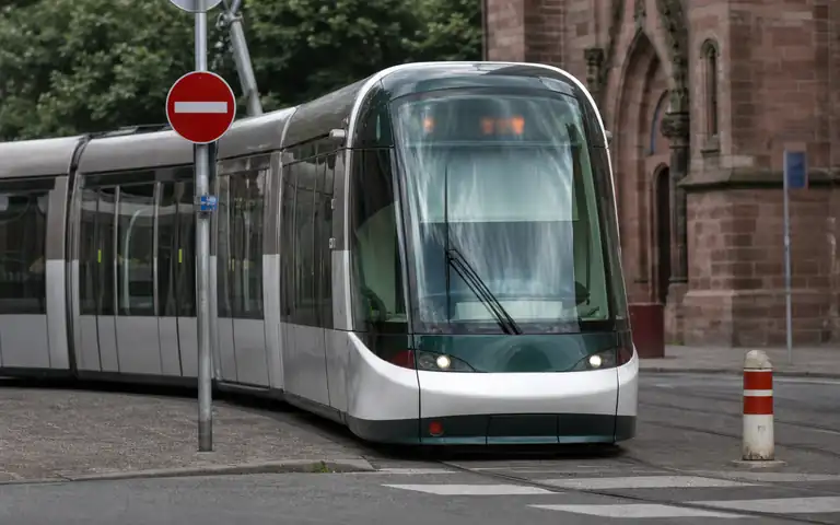 Imagen de la pregunta: En una intersección sin señalizar, ¿está obligado un turismo a ceder el paso a
