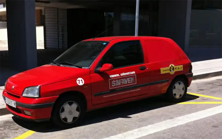 Imagen de la pregunta: La velocidad máxima a la que puede circular un automóvil derivado de turismo en