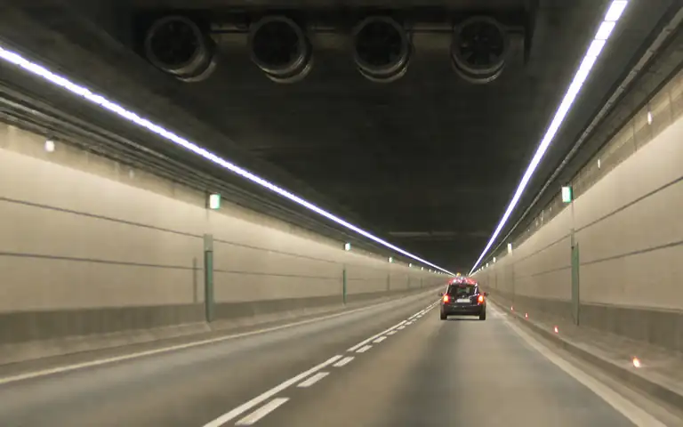 Imagen de la pregunta: En un túnel, ¿qué distancia de seguridad se debe dejar con el vehículo que