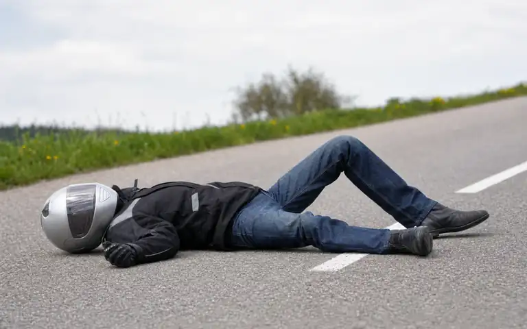 Imagen de la pregunta: ¿Es aconsejable quitar el casco de protección al pasajero de una motocicleta que
