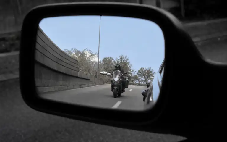 Imagen de la pregunta: Fuera de poblado, ¿qué separación lateral debe dejar una motocicleta al