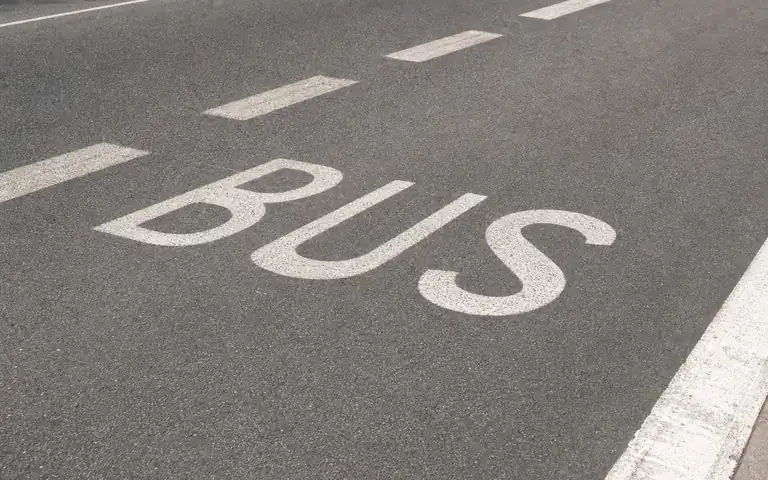 Imagen de la pregunta: ¿Está permitido que un turismo utilice un tramo de carril reservado para