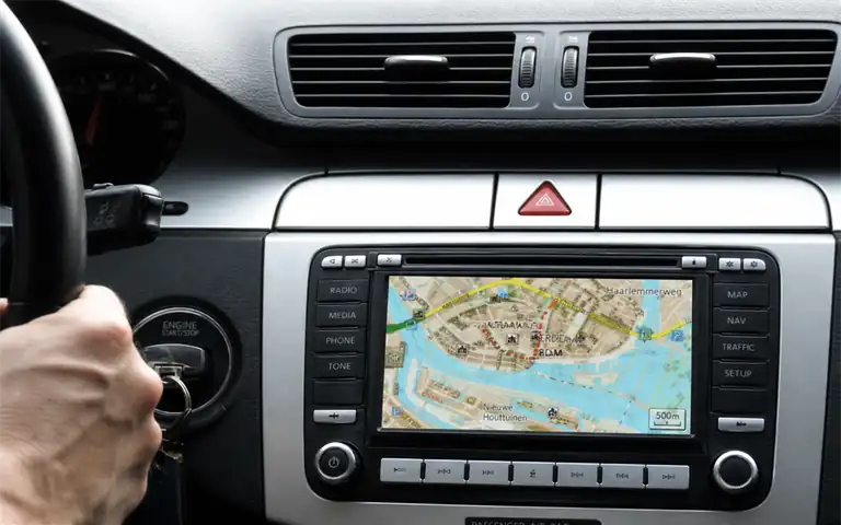 Imagen de la pregunta: Si lleva instalado un navegador GPS debe tener en cuenta que...