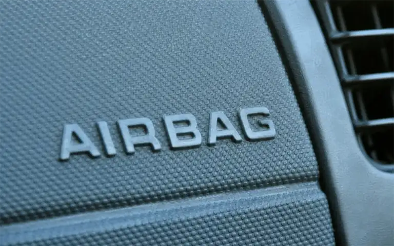 Imagen de la pregunta: El funcionamiento del airbag, ¿puede llegar a ser peligroso en un accidente?