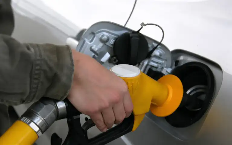 Imagen de la pregunta: Para conducir de una manera eficiente y reducir el consumo de carburante, es