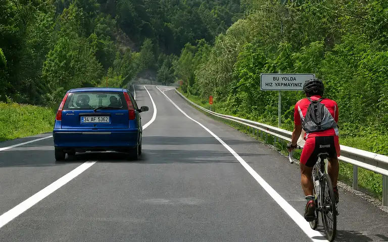Imagen de la pregunta: ¿Es correcto el adelantamiento que efectúa el turismo a la bicicleta?