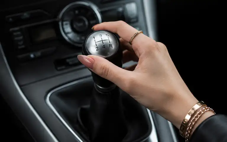Imagen de la pregunta: En los motores de gasolina cambiaremos de marcha: