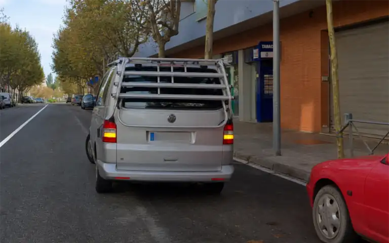 Imagen de la pregunta: ¿Está correctamente inmovilizada esta furgoneta?