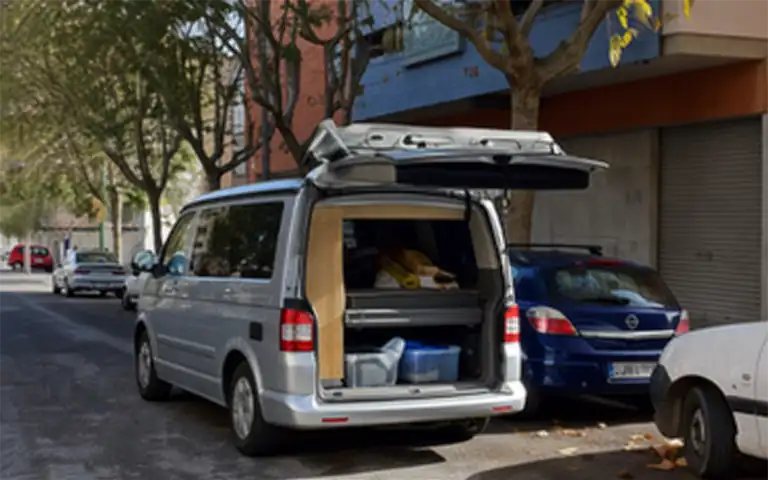 Imagen de la pregunta: ¿Está permitido estacionar en doble fila?