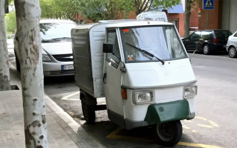 Imagen de la pregunta: ¿Un vehículo de tres ruedas puede ser considerado un ciclomotor?