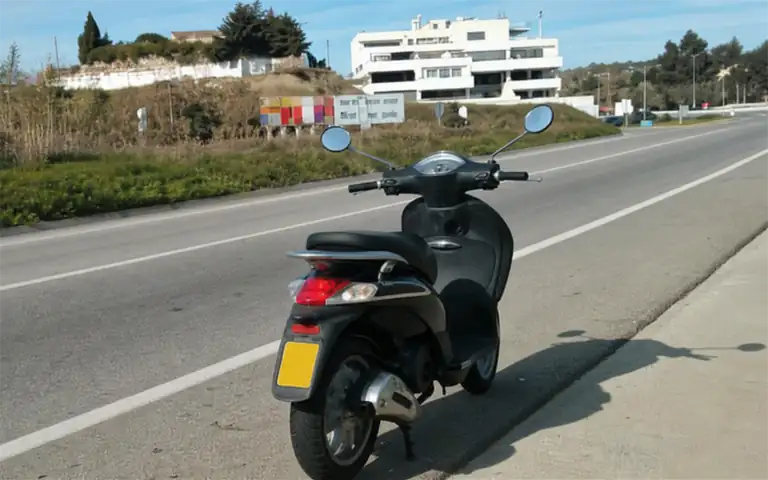 Imagen de la pregunta: Un ciclomotor de dos ruedas es un vehículo con un motor de cilindrada...