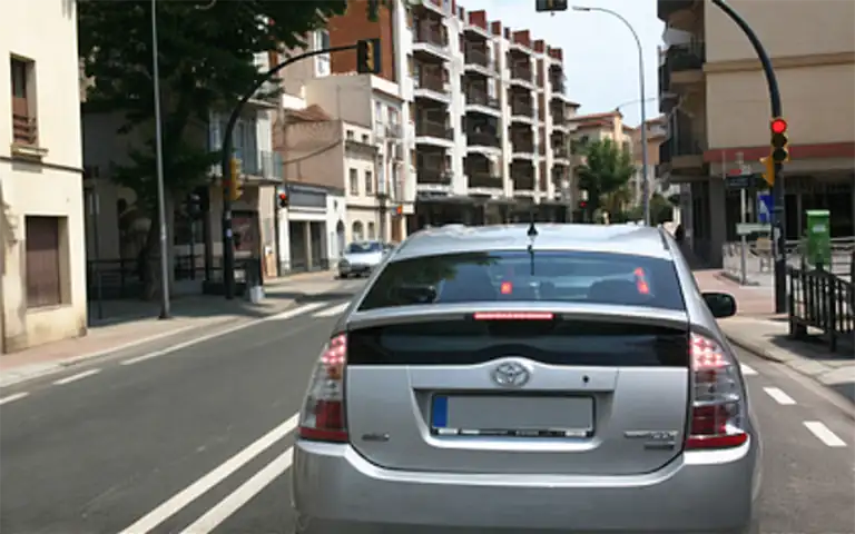 Imagen de la pregunta: En la conducción eficiente se aconseja para decelerar: