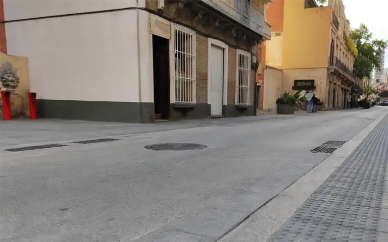 Imagen de la pregunta: En una vía urbana con plataforma única de calzada y acera, ¿cuál será la