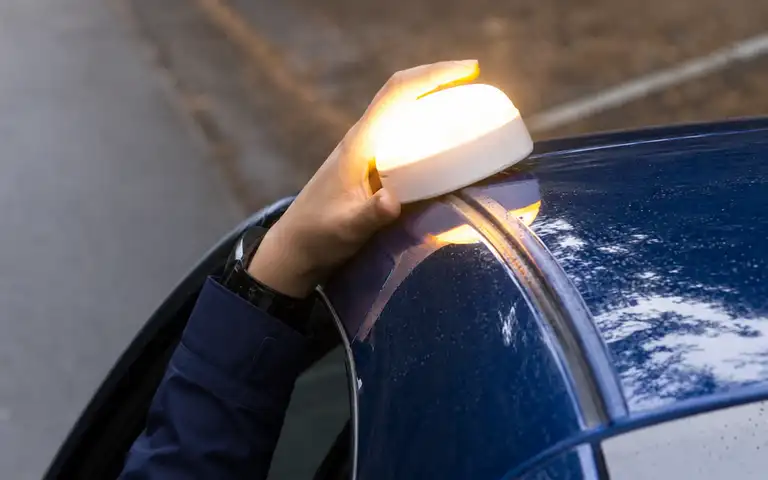 Imagen de la pregunta: ¿Está permitido colocar la señal luminosa de preseñalización de peligro, V-16,