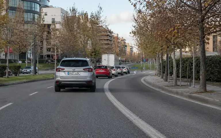 Imagen de la pregunta: Una línea blanca continua sobre la calzada, sensiblemente más ancha que en el