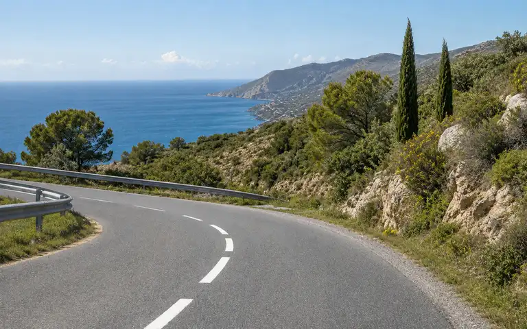 Imagen de la pregunta: Entra en esta curva a mucha velocidad. ¿Qué puede pasar?