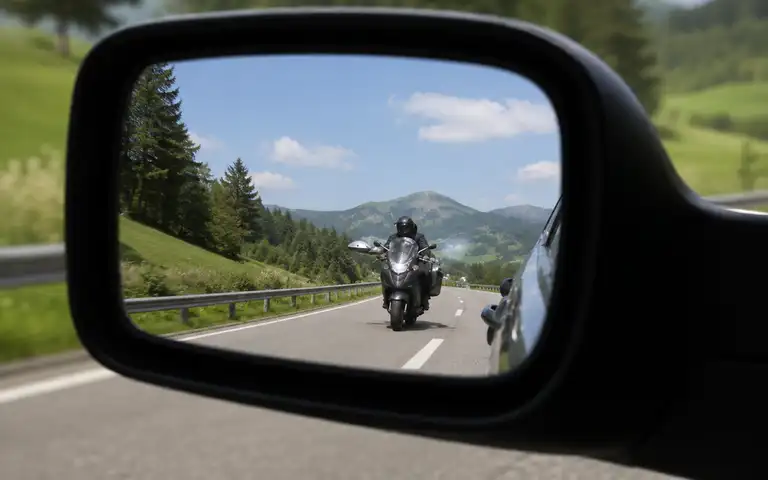 Imagen de la pregunta: Fuera de poblado, ¿qué separación lateral debe dejar una motocicleta al