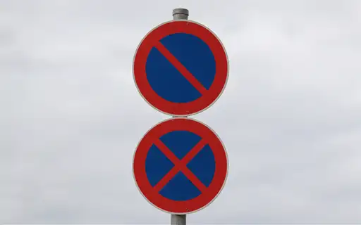 Imagen de la pregunta: En caso de contradicción entre señales del mismo tipo, ¿cuál prevalecerá?