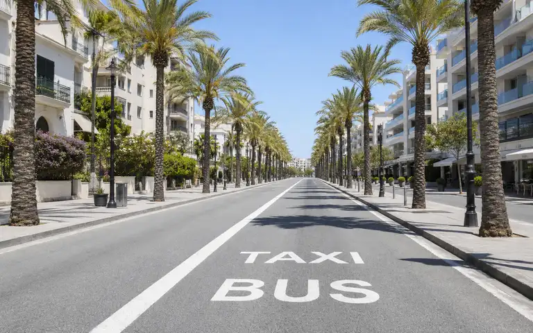 Imagen de la pregunta: ¿Puede circular con su motocicleta por un carril bus?