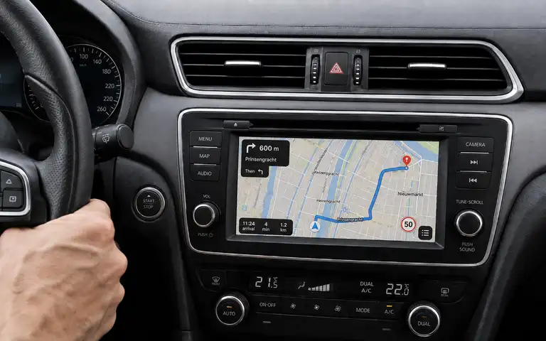 Imagen de la pregunta: Si lleva instalado un navegador GPS debe tener en cuenta que...