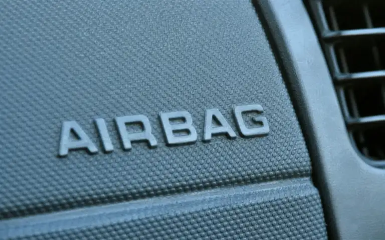 Imagen de la pregunta: El funcionamiento del airbag, ¿puede llegar a ser peligroso en un accidente?