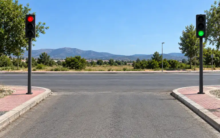Imagen de la pregunta: En esta situación, ¿qué debe hacer si va a girar a la izquierda?