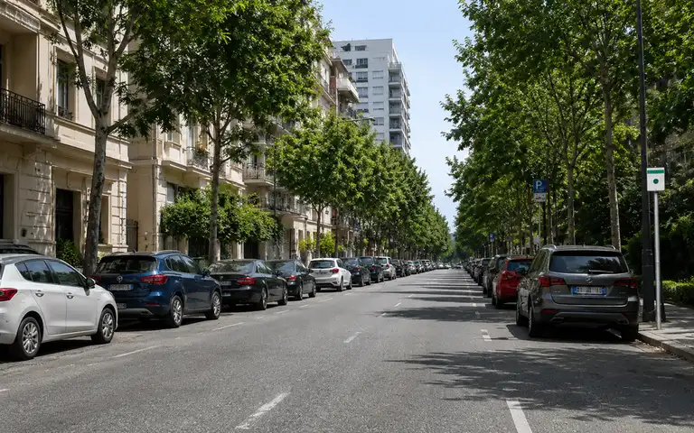 Imagen de la pregunta: En esta calle no hay señal de limitación de velocidad. ¿A qué velocidad máxima