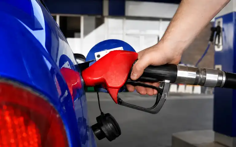 Imagen de la pregunta: Para ahorrar carburante es aconsejado circular: