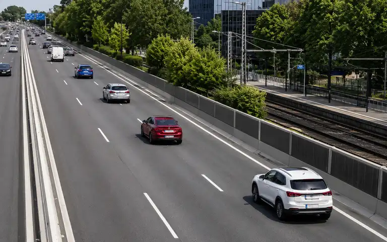 Imagen de la pregunta: En esta autopista, ¿por qué carril debe circular?