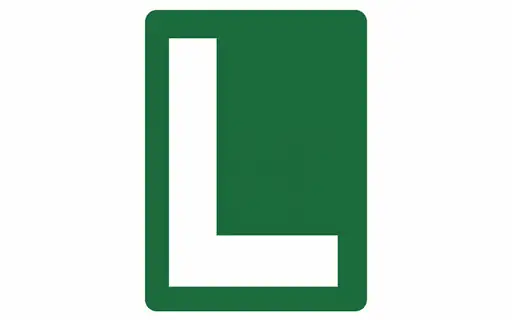 Imagen de la pregunta: En un turismo, ¿dónde debe colocar la placa "L" un conductor novel?